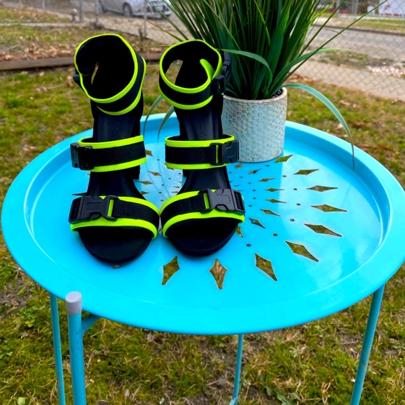 ✨Lime and Black Sandro Heels✨ - Picture 2 of 2